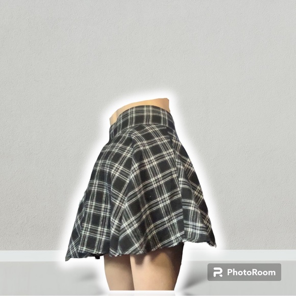 NWT PLAID Black and white flowy pleated MEDIUM mini skirt - Picture 2 of 4